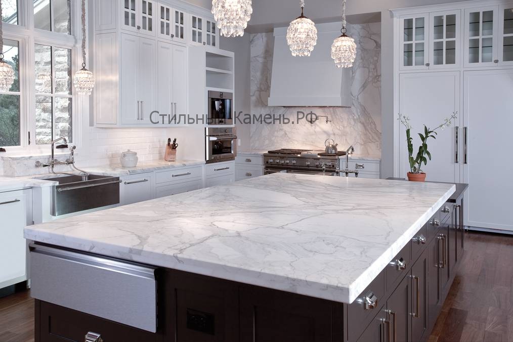 Белые столешницы фото. Мрамор Каррара белый кухня. White Marble 7402 столешницы. Мрамор Калакатта столешница. Столешница Калакатта марбле.