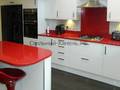 Красные столешницы: как применяются в дизайне кухни
